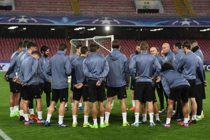 Los jugadores del Real Madrid, durante el entrenamiento del equipo celebrado en San Paolo en Nápoles.-EFE