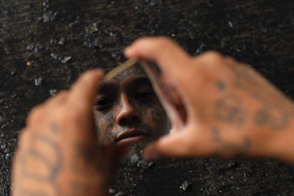 Los tatuajes son signos de identidad de los pandilleros, como el de este preso de la cárcel de Quezaltepeque.-STRINGER/ EL SALVADOR