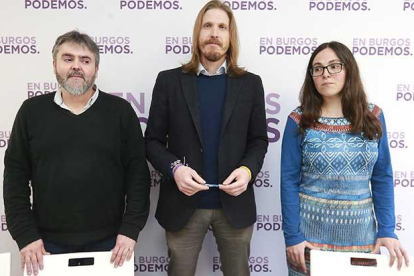 Ignacio Lacámara, secretario general de Podemos Burgos, Pablo Fernández y Laura Domínguez, Secretaria de Municipalismo de Podemos CyL.-RAÚL G. OCHOA