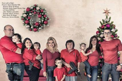 Felicitación de Navidad de la política republicana con sus familiares, todos armados.-