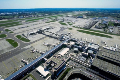 Vista aérea del aeropuerto londinense de Gatwick.-