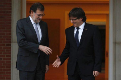 El presidente del Gobierno en funciones, Mariano Rajoy, y el de la Generalitat, Carles Puigdemont, en su cita de abril del 2016 en la Moncloa-DAVID CASTRO