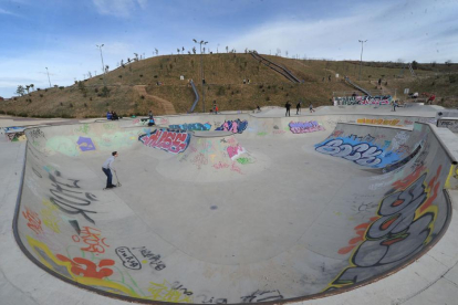 El área de Medio Ambiente planifica la limpieza de grafitis en el parque de San Isidro para este año.-ISRAEL L. MURILLO