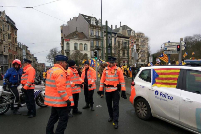 Fotografía subida por Esteban González Pons a su cuenta de Twitter para denunciar que algunos coches de la policía belga luciesen esteladas durante la manifestación independentista.-EL PERIÓDICO