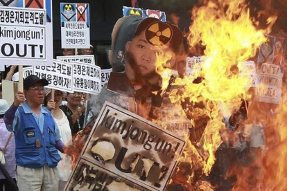 Activistas surcoreanos queman efigies del líder norcoreano, Kim Jong-Un, durante una protesta contra Corea del Norte en Paju.-EFE