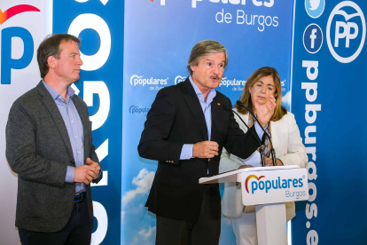 Borja Suárez, presidente del PP en Burgos, y los diputados Jaime Mateu y Sandra Moneo valoran el PGE. TOMÁS ALONSO