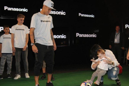 Neymar. en un acto promocional con uno de sus patrocinadores.-IGNASI PAREDES