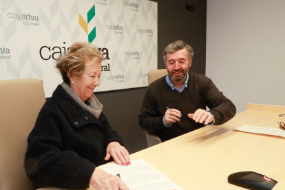 Eloísa Bellostas y Tomás Fisac firman el acuerdo. TOMÁS ALONSO
