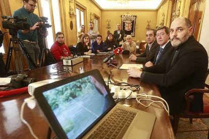A la derecha, Javier Rodríguez, César Rico y David Colinas observan el primero de los 12 vídeos de la campaña ‘Una gota de agua, una gota de vida’.-RAÚL G. OCHOA