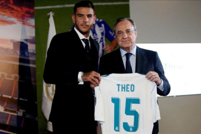 Theo Hernández junto a Florentino, durante la presentación del exjugador del Atlético.-JUAN MANUEL PRATS