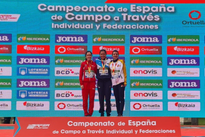 Cristina Ruiz en el podio del Campeonato de España de Campo a Través. RFEA