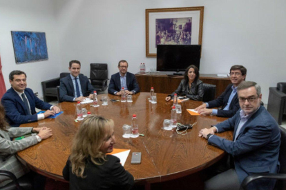 Los equipos negociadores de Partido Popular y Ciudadanos, encabezados por el presidente del PP andaluz, Juanma Moreno (izquierda), y el líder regional de Ciudadanos, Juan Marín (segundo por la derecha).-EFE/JULIO MUÑOZ