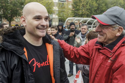 Óscar Álvarez, miembro de la Asamblea Contra la Especulación, después de ser puesto en libertad con cargos por agresión a un agente policial.-SANTI OTERO