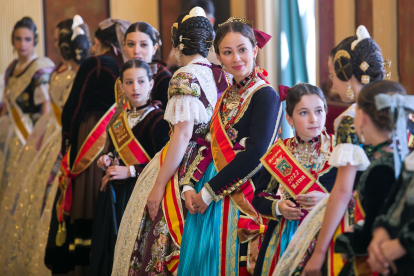 Las Reinas de Burgos han recibido a la Falleras en el Salón Rojo del Teatro Principal. TOMÁS ALONSO