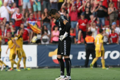 El portero del Nàstic, Manolo Reina, muestra su aflicción mientras los jugadores de Osasuna celebran uno de sus goles.-EFE / JAUME SELLART