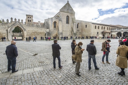 Decenas de personas hicieron cola ayer para disfrutar de la visita al Monasterio de las Huelgas en la jornada de puertas abiertas con motivo del 12 de octubre. ISRAEL L. MURILLO