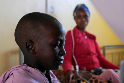 Un niño enfermo en un hospital al sur de Kigali (la capital de Ruanda) donde los pacientes recibieron las primeras bolsas de sangre entregadas por drones, el 13 de octubre.-JAMES AKENA / REUTERS