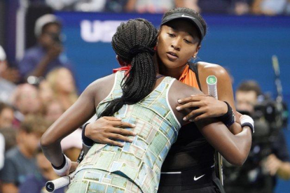 Naomi Osaka abraza a Coco Gauff (de espaldas), que lloró desconsolada tras perder el partido.-EPA
