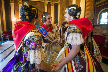 Las Reinas de Burgos han recibido a la Falleras en el Salón Rojo del Teatro Principal. TOMÁS ALONSO