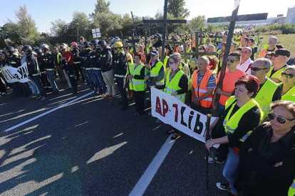 Los manifestantes cortaron el tráfico para protestar por las víctimas mortales de la N-I.-RAÚL G. OCHOA