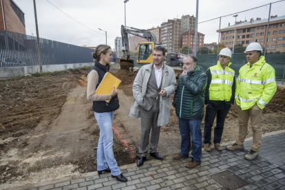 El alcalde, Javier Lacalle, visitó las obras iniciadas en la jornada de ayer.-SANTI OTERO