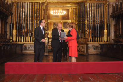 José Antolín muestra la placa del premio Reino de España a su esposa. © EL CORREO DE BURGOS