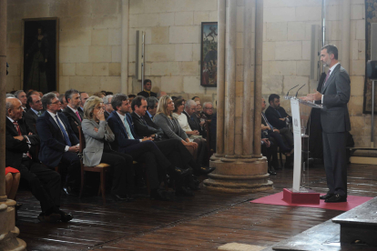 José Antolín, sentado en primera fila, escucha la intervención de Felipe VI en la entrega del premio Reino de España. © EL CORREO DE BURGOS