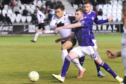 Donovan Wilson , que entró en la segunda mitad, trata de superar a un defensor del Real Valladolid B.-ISRAEL L. MURILLO