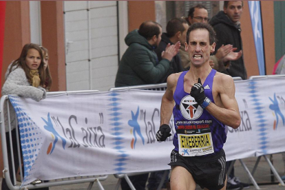 El navarro Etxeberria impuso un ritmo infernal a la carrera desde los primeros metros-Santi Otero