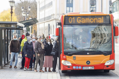 Un buen número de pasajeros hacen cola para subir al autobús de la línea 1, en la avenida del Arlanzón. SANTI OTERO