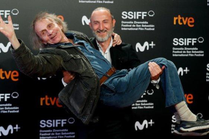 Michael Houellebecq, en brazos del director Guillaume Nicloux, tras la prsentación de ’Thalasso’ en San Sebastián-EFE / JUAN HERRERO