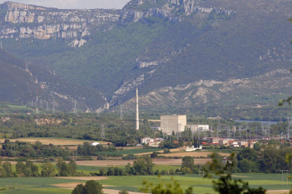 Imagen del Valle de Tobalina con la central nuclear en el centro de la fotografía.-ISRAEL L. MURILLO