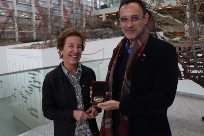 El Premio Nobel de la Paz 2017, Carlos Umaña, visita el MEH en Burgos, y es recibido por la directora-gerente del Sistema Atapuerca, Aurora Martín, a quien mostró la medalla del Premio Nobel de la Paz que recibió en 2017. ICAL