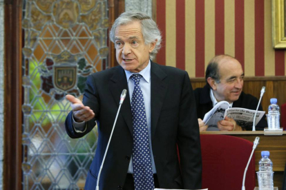 Luis Escribano, ejerciendo como portavoz de los socialistas en una de sus intervenciones en un Pleno municipal.-RAÚL G. OCHOA