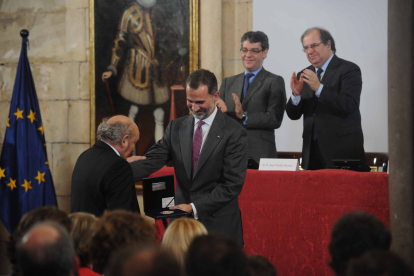 Felipe VI entrega el premio Reino de España a la Trayectoria Empresarial a José Antolín. © EL CORREO DE BURGOS