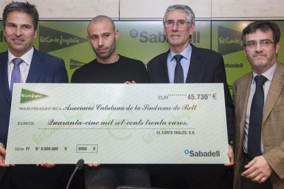 Mascherano, con el talón para la Associació Catalana del Síndrome de Rett.-