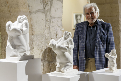 Paco Ortega, en su exposición de pintura y escultura titulada 'Emociones y sentimientos'. FOTOS: © ECB / SANTI OTERO