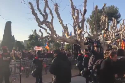 Manifestantes independentistas irrumpen en el parque de la Ciutadella.-EL PERIÓDICO