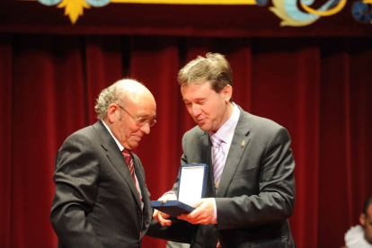 Javier Lacalle entrega la Medalla de Oro de la Ciudad de Burgos a José Antolín. © EL CORREO DE BURGOS