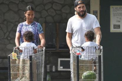 Zoe Saldana, con su marido, Marco Perego, y sus hijos, Cy y Bowie, a su salida de un supermercado de Los Ángeles-GTRES