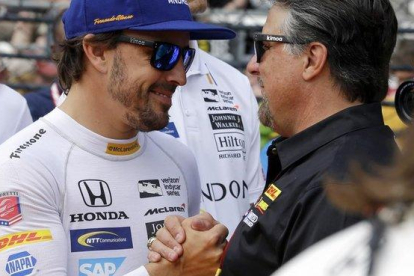 Fernando Alonso y Michael Andretti ya estuvieron juntos, en Indianápolis, en el 2017.-AP / MICHAEL CONROY