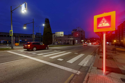 El poste y la señal vertical se iluminan en rojo cuando hay peatones cruzando de acera. SANTI OTERO