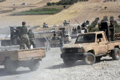 Tropas turcas se dirigen hacia la ciudad siria de Tal Abyad.-AP