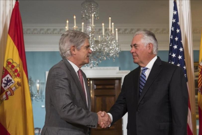 El secretario de Estado estadounidense Rex Tillerson estrecha la mano del ministro español de Exteriores, Alfonso Dastis, durante su reunión en Washington.-EFE / JIM LO SCALZ