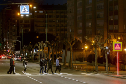Un grupo de jóvenes cruza de acera en la avenida Cantabria, 56. SANTI OTERO