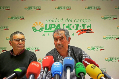 Lorenzo Rivera y Aurelio González en la presentación de la manifestación del día 3 de marzo en Valladolid.-ICAL