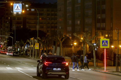 Un grupo de jóvenes cruza de acera en la avenida Cantabria, 56. SANTI OTERO