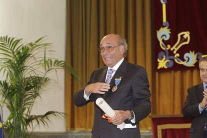 José Antolín tras recoger la Medalla de Oro al Mérito en el Trabajo, otorgada por el Gobierno en 2010. © EL CORREO DE BURGOS