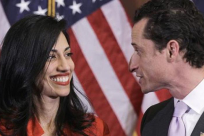 Anthony Weinar y Huma Abedin, en el 2015.-EL PERIÓDICO