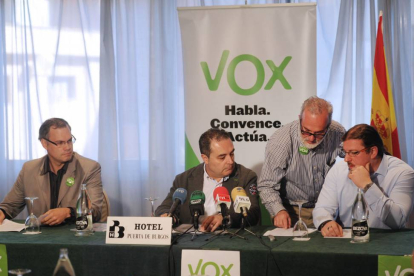 El candidato de Vox a la Alcaldía, Ángel Martín, en el centro.-ISRAEL L. MURILLO